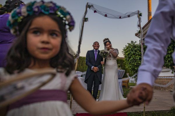 Entrada de la novia a la ceremonia de fondo.