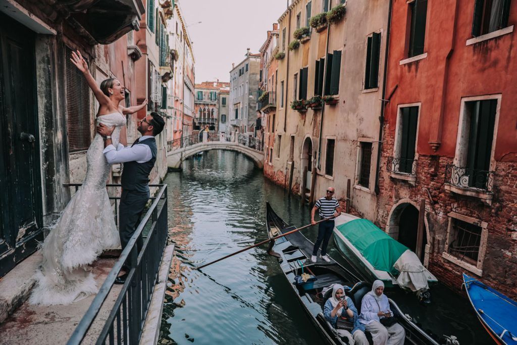Fotógrafo de boda por los canales de Venecia.