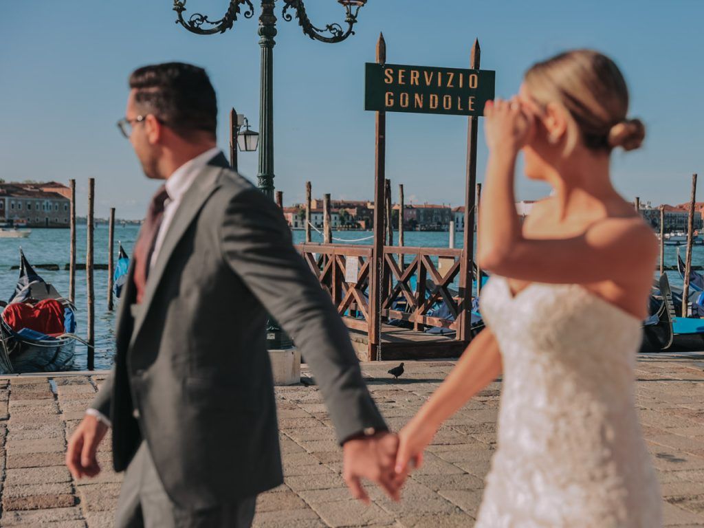 Fotos de novios paseando por las calles de Venecia.