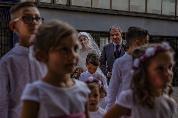 Fotografía de una novia llorando entrando a la Iglesia de la Oz en Sevilla