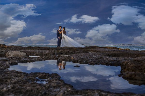 Fotografía de novios en la playa de Cádiz en Santi Petri.