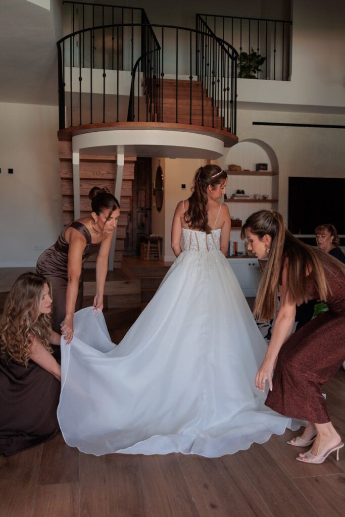 Preparativos de la novia con vestido de Pronovias en Hacienda Azahares en Sevilla