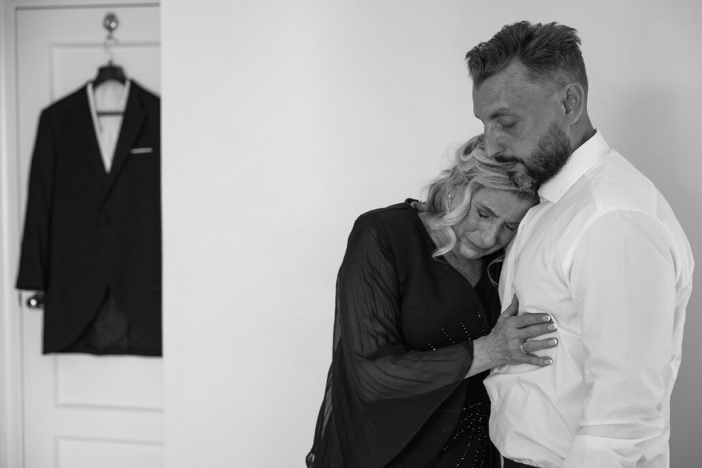 Fotografía de la madrina abrazada a su hijo muy emocionada por Iván Pérez fotógrafo