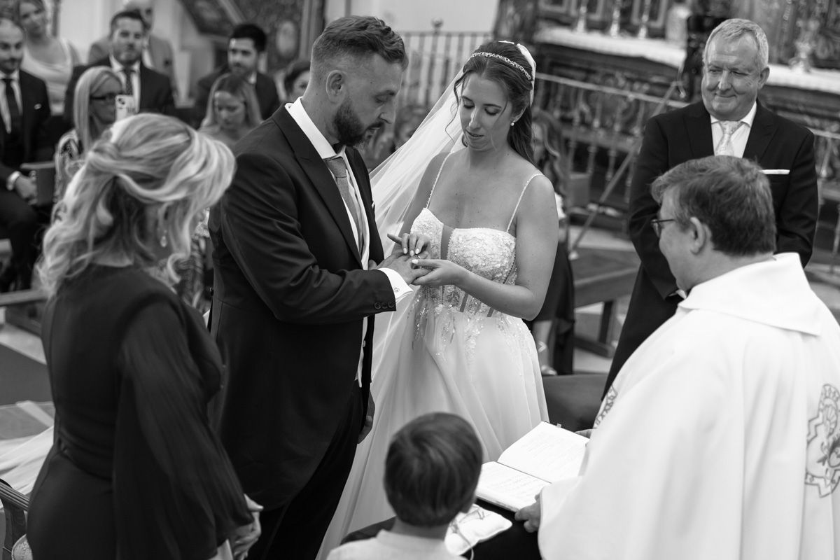 Foto mientras se dan los anillos de boda en la iglesia de Umbrete de Sevilla