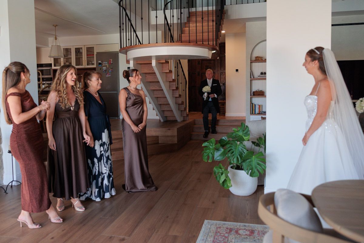 Foto mientras el padrino entrega el ramo a la novia