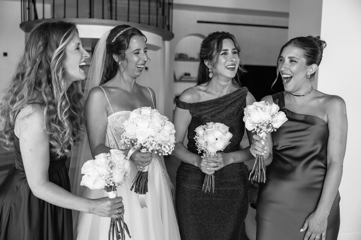Foto en blanco y negro de la novia con sus tres hermanas con el ramo