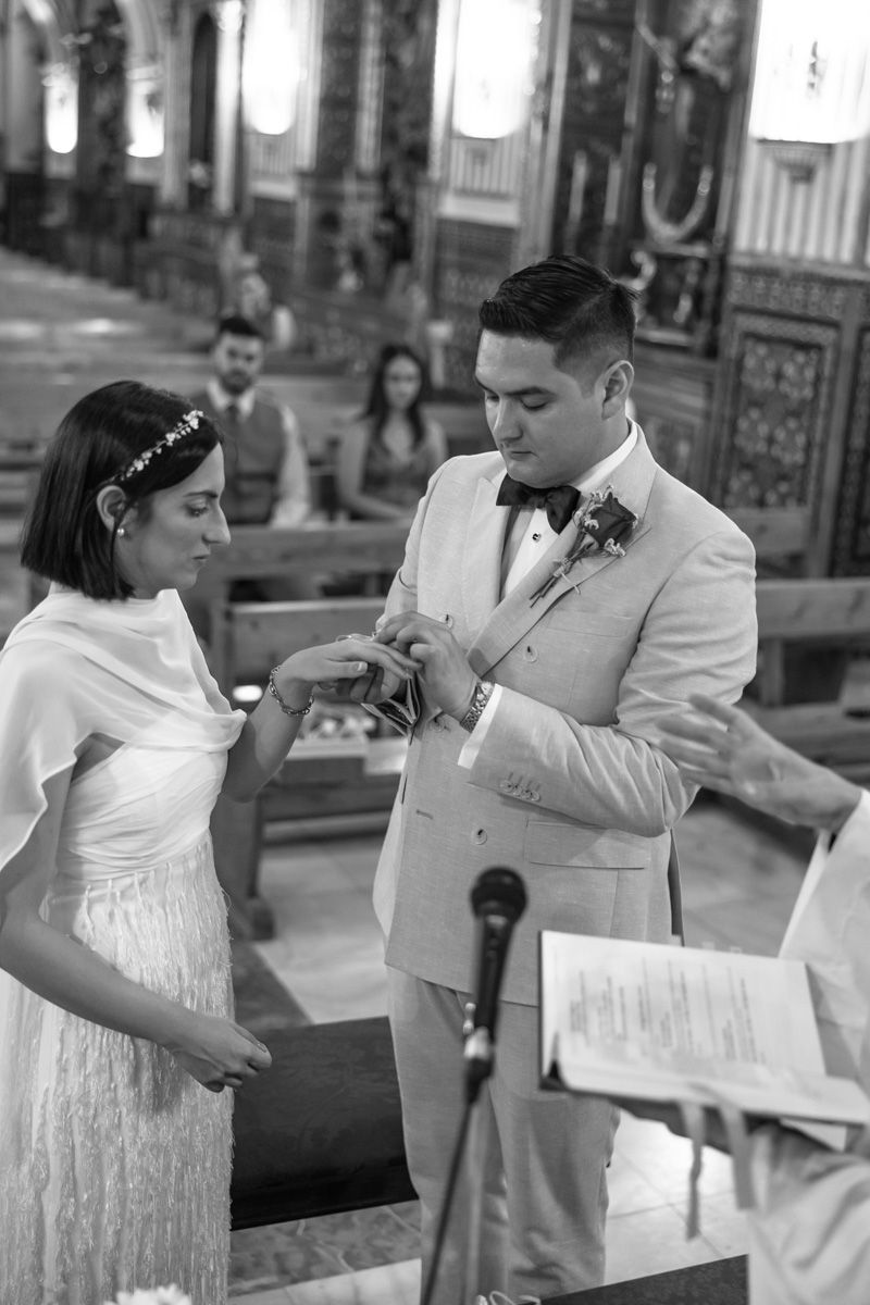 Foto de la entrega de anillos de boda en Iglesia San Buenaventura de Sevilla