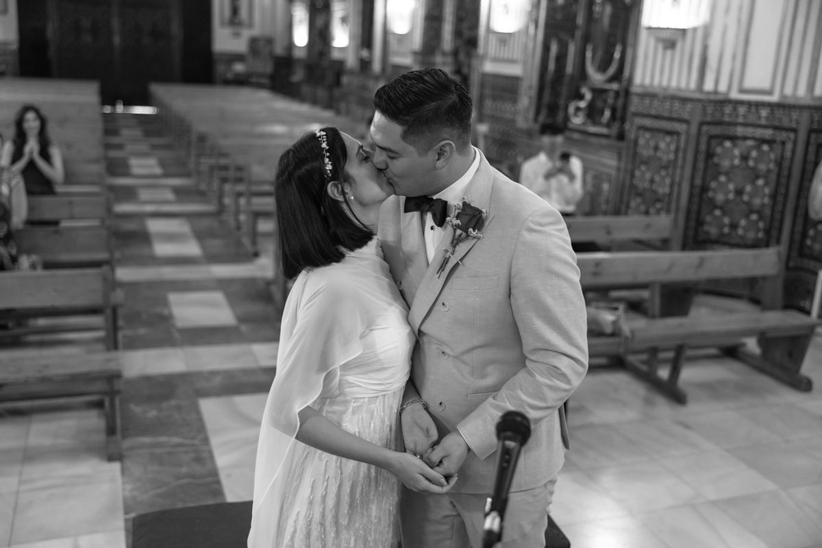 Beso de boda en iglesia