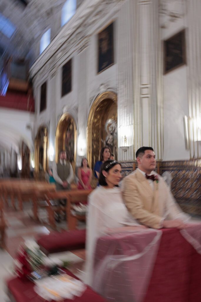 foto de una pareja de novios en iglesia de Roma y Sevilla
