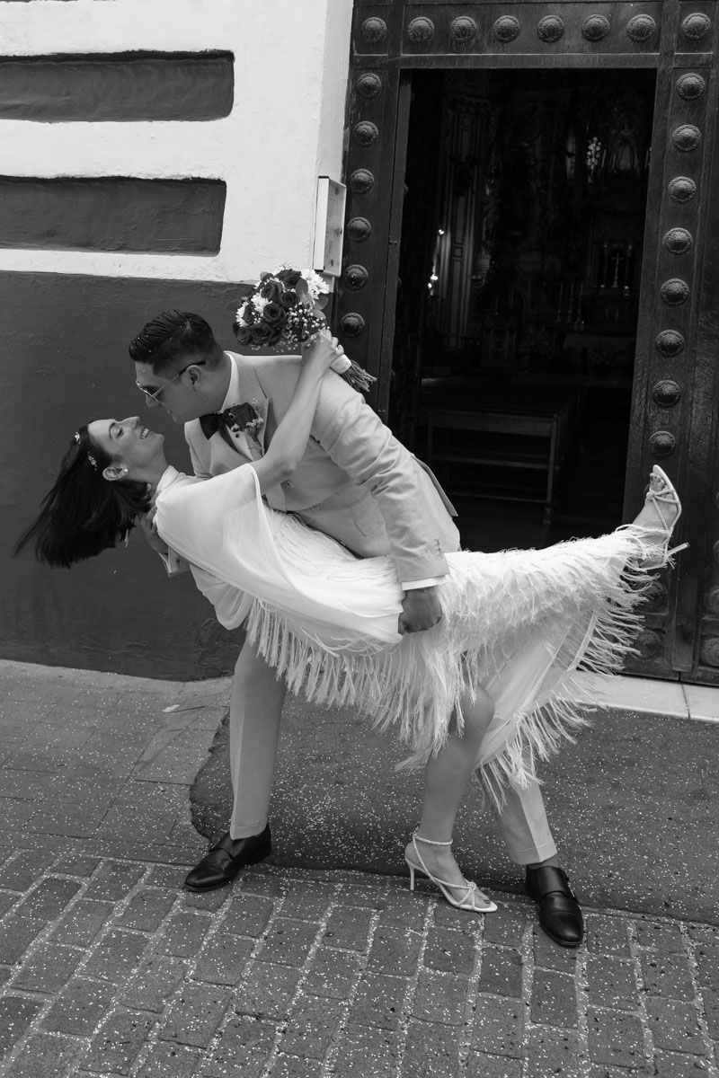 fotografía de bodas en Roma y Sevilla de una bonita pareja de novios con un gran beso