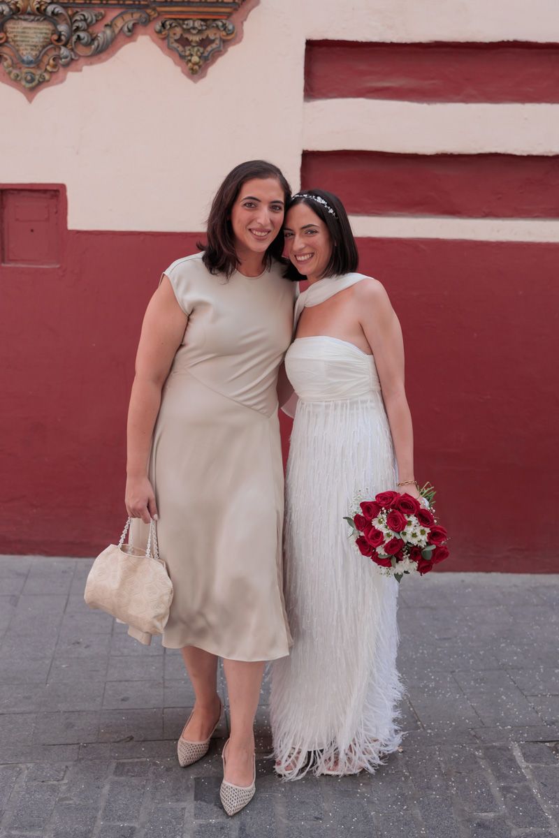 fotografía de la madrina de bodas junto a la novia