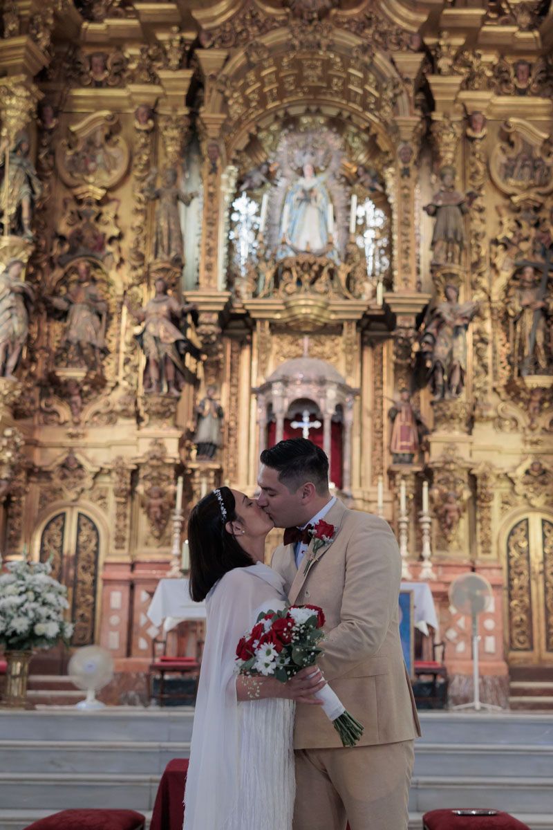 Beso en la ceremonia religiosa en San Buenaventura de Sevilla