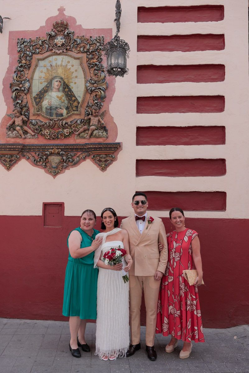Fotografía de grupos esperando a la novia en la entrada de la iglesia.