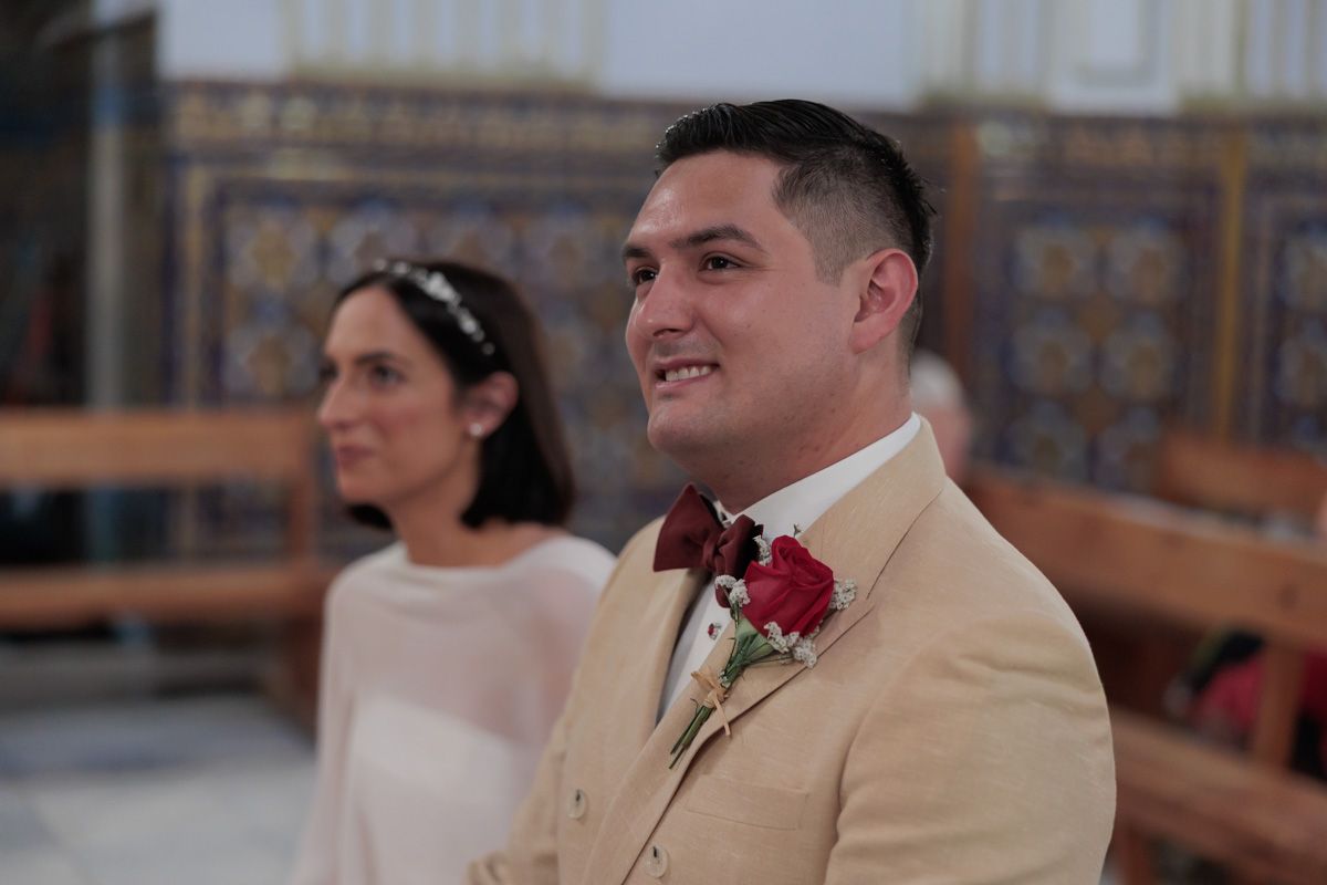 Foto emotiva del novio Alex y la novia Elena en su ceremonia religiosa.