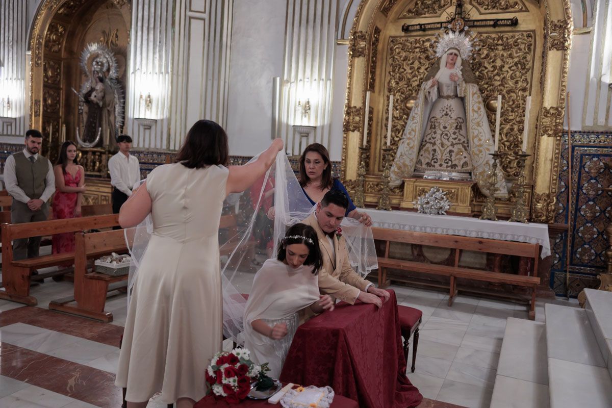 Ceremonia religiosa mientras ponen un pañuelo a los novios en los hombres