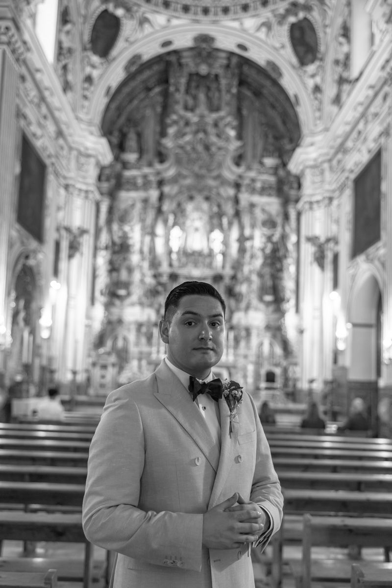 foto en blanco y negro de Alex de Estados Unidos en la iglesia para su casamiento