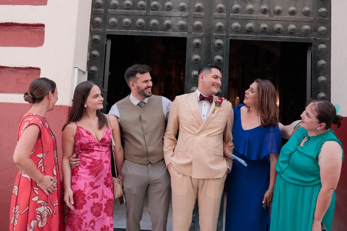 foto de grupo en la entrada de la iglesia de Sevilla