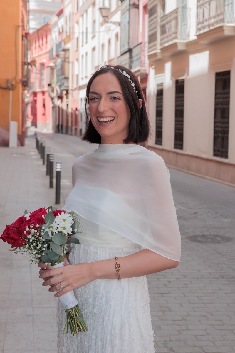 foto natural de la novia en la entrada de la iglesia San Buenaventura de Sevilla