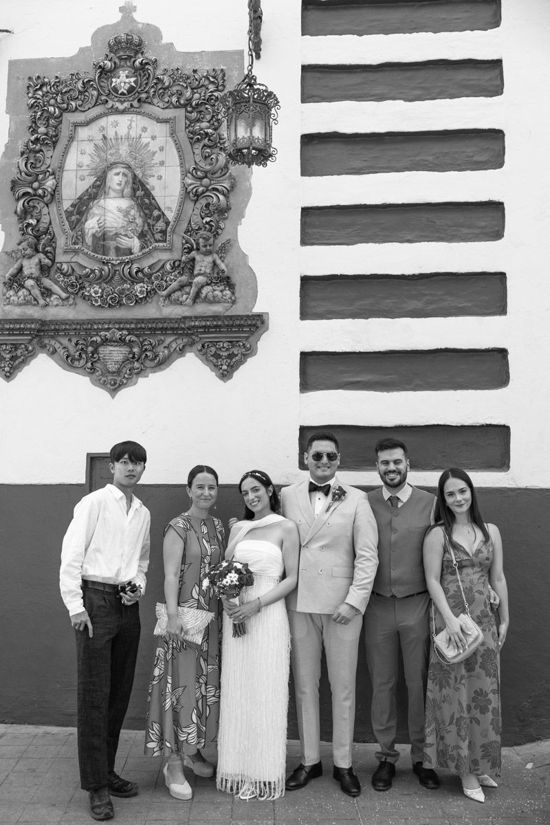 fotografía en blanco y negro de fotos grupales en la salida de la iglesia de San Buenaventura de Sevilla
