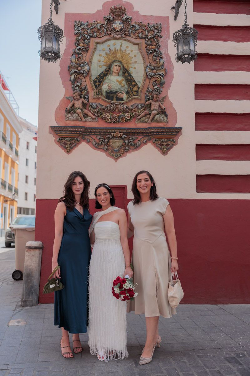 Foto de madrina, novia y amiga desde Roma a Sevilla para su boda
