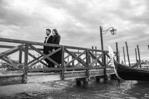Fotografías en un puente de Venecia