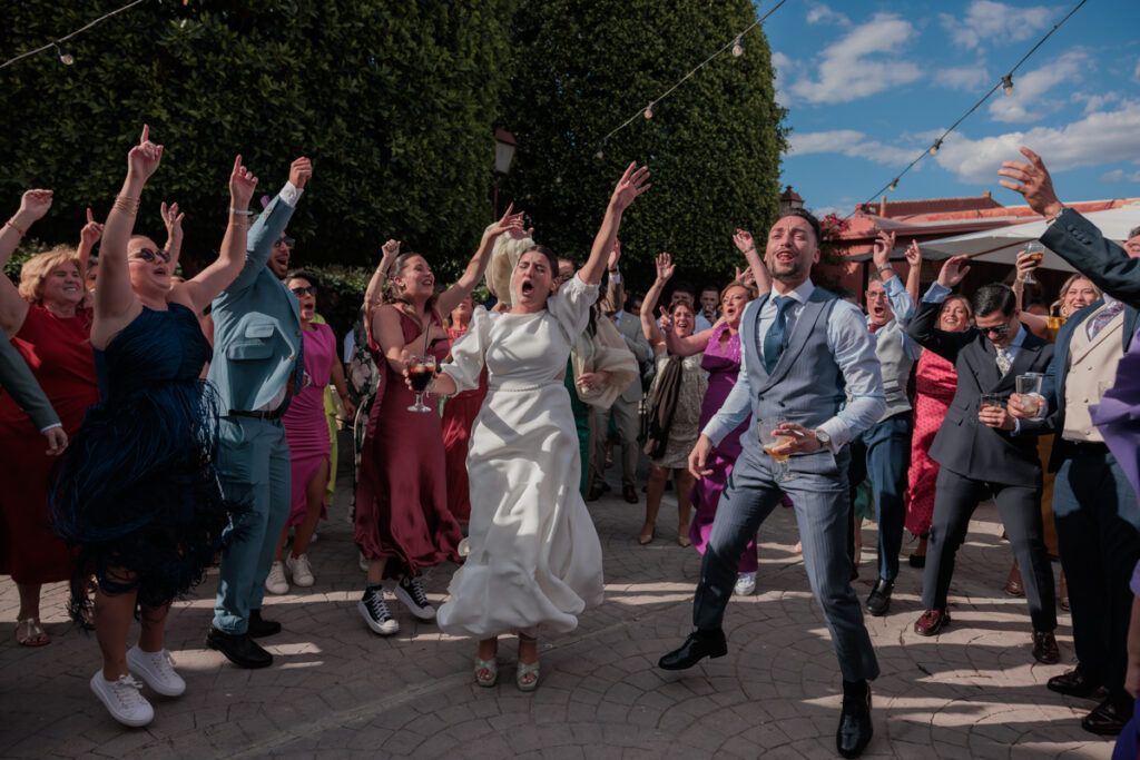 La novia y el novio dando toda su energía bailando.