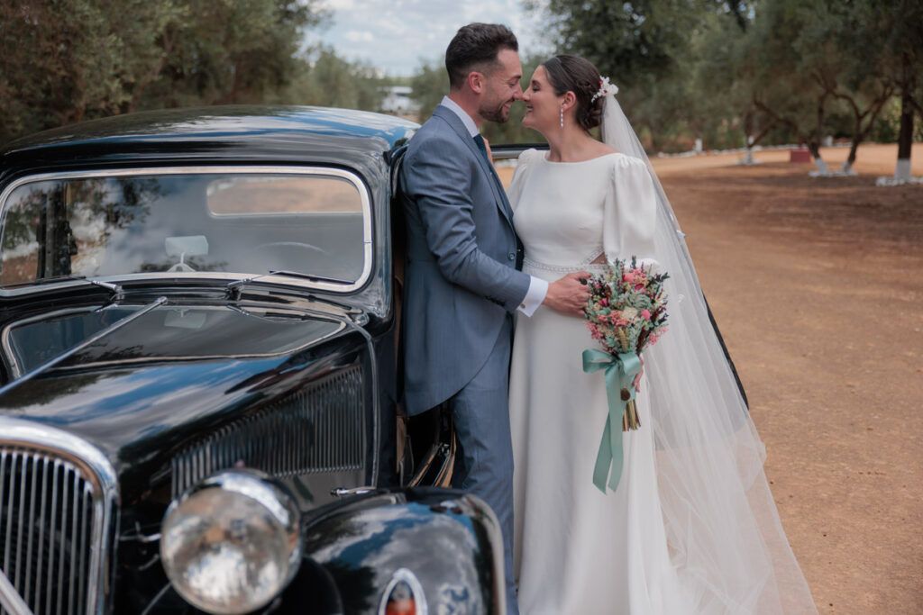 fotógrafo de bodas con coche clásico en Hacienda Trinidad en Sevilla