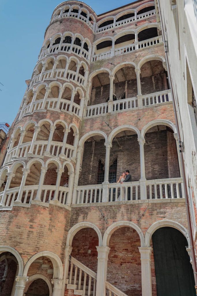 fotos de bodas en Palacio Contarini del Bovolo en Venecia