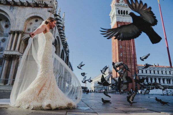 Fotógrafo en Venecia durante una sesión de fotos en la Plaza de San Marcos