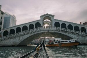 Paseo en gondola en el puente del Rialto en Venecia