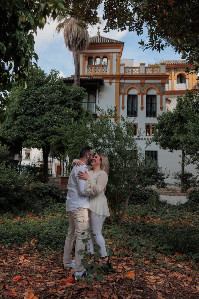 Pareja caminando por calles históricas