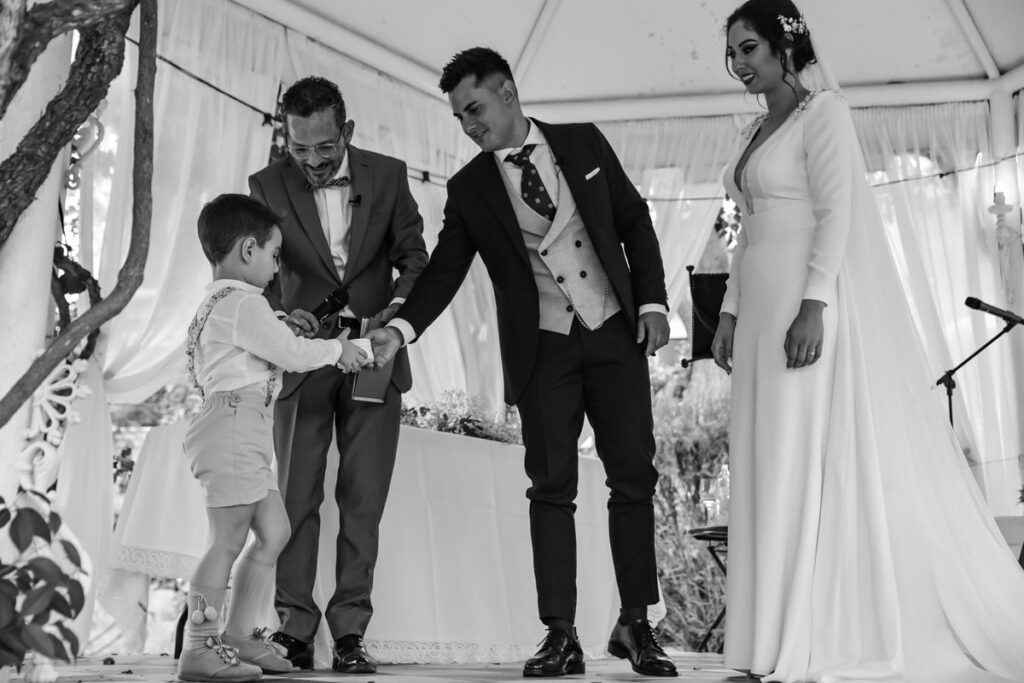 Entrega de anillos en la ceremonia.