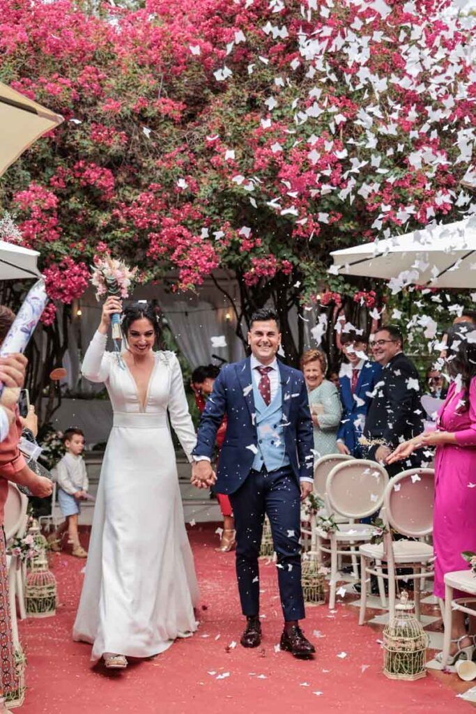 Novios saludando a familiares y amigos