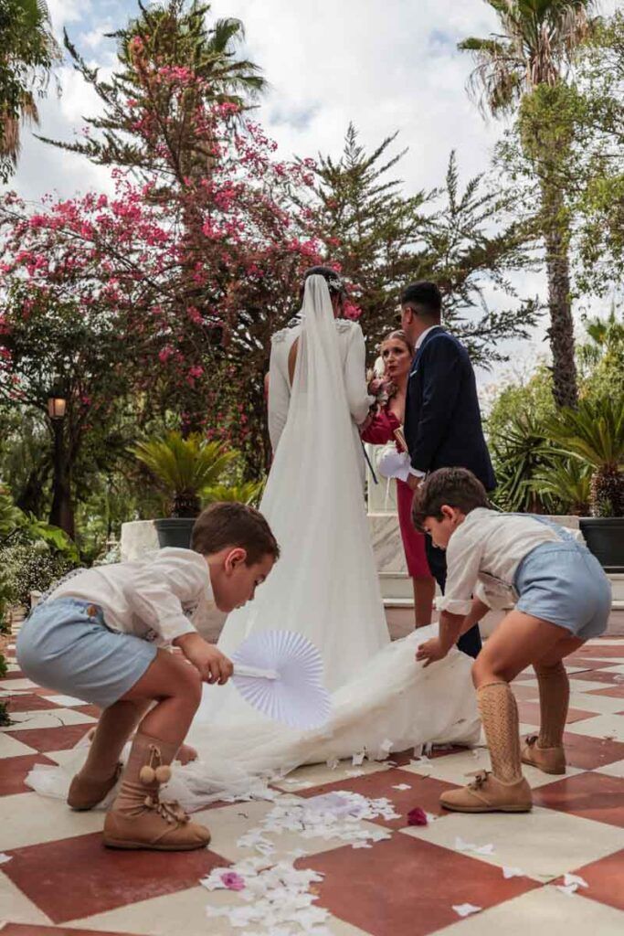 La novia entrando a la ceremonia civil