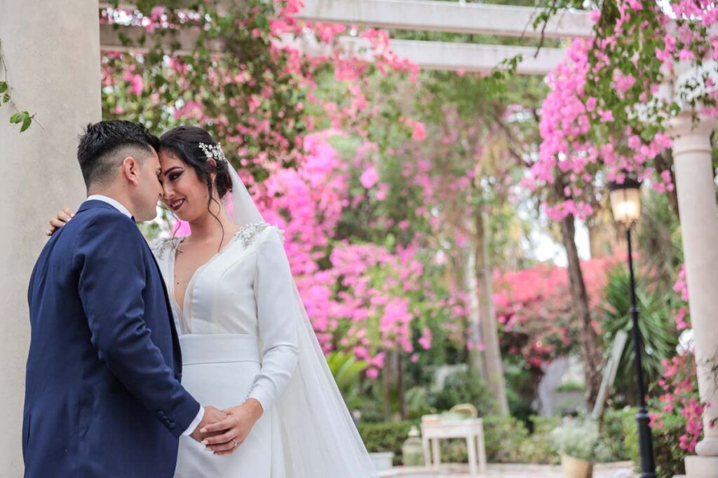 Novios por los jardines de la hacienda
