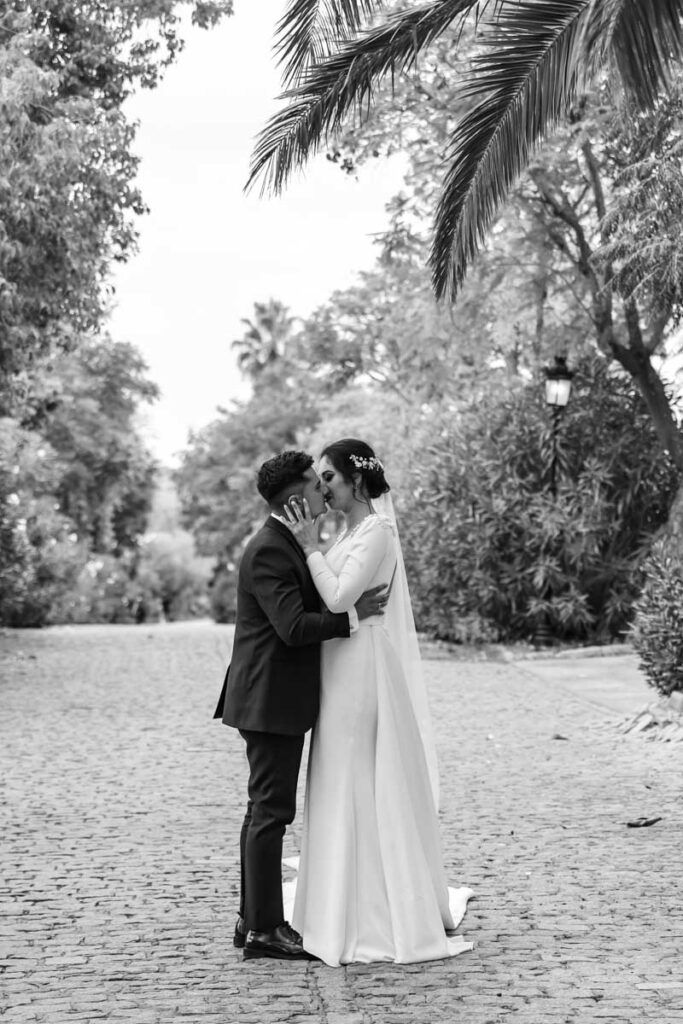 fotos en blanco y negro de besos de unos novios