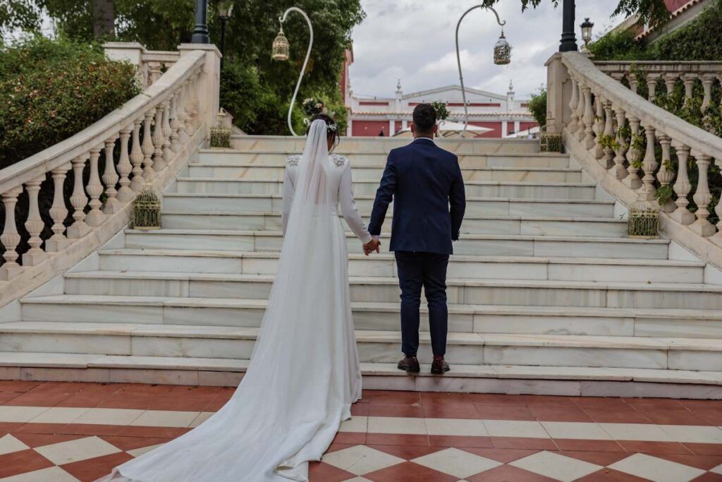 fotos de boda en escalinata de Hacienda Azahares en Sevilla
