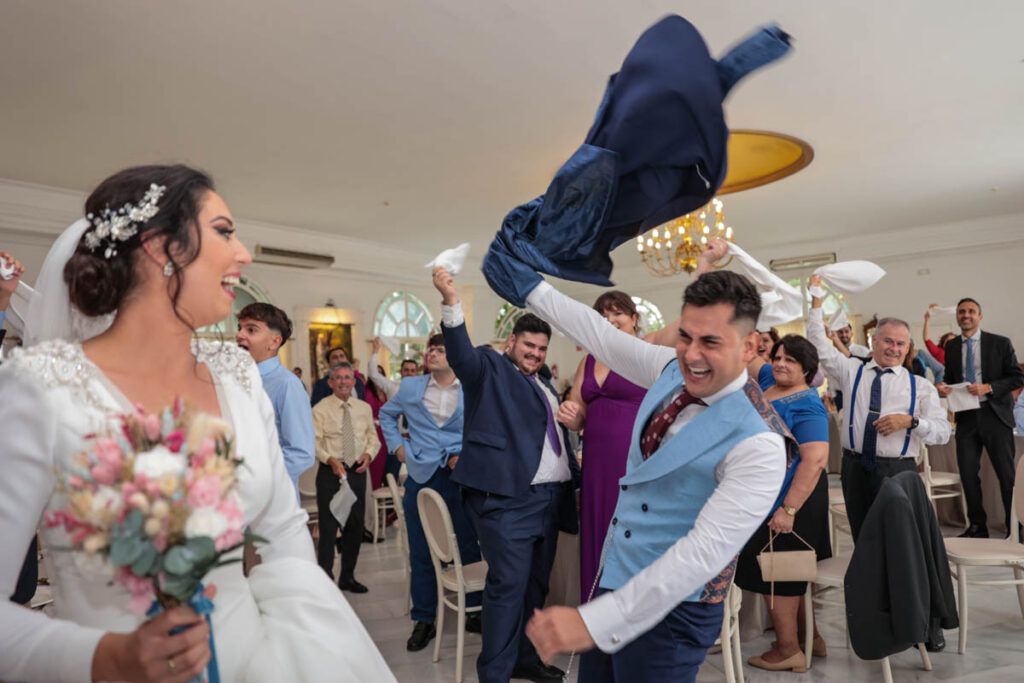 Novios durante su entrada boda en Hacienda Azahares de Sevilla