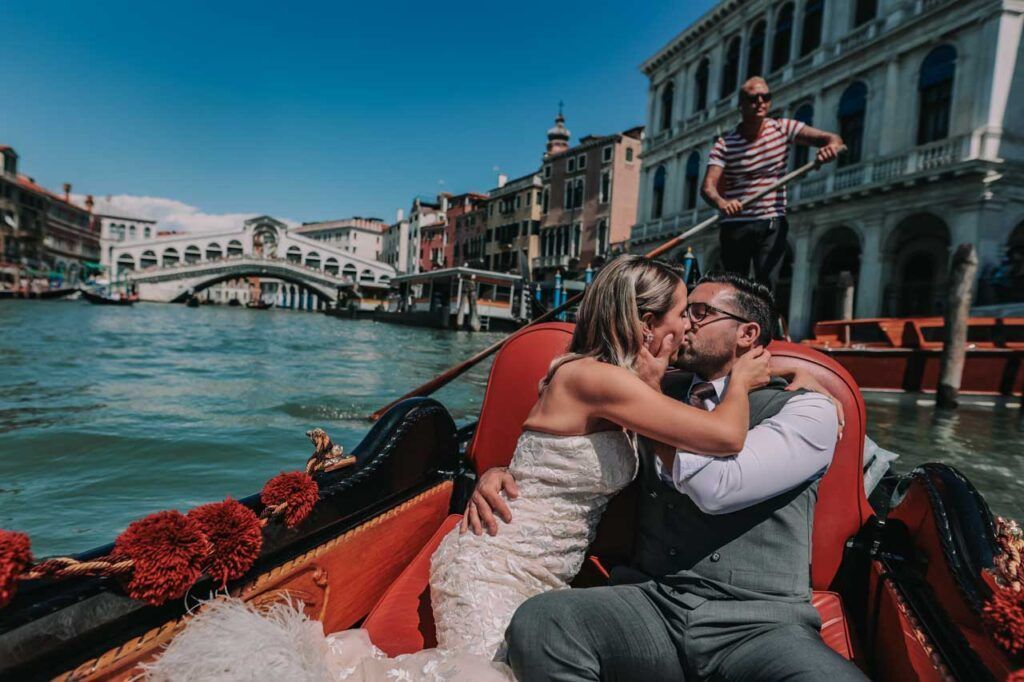 fotógrafo de bodas en góndola en Venecia