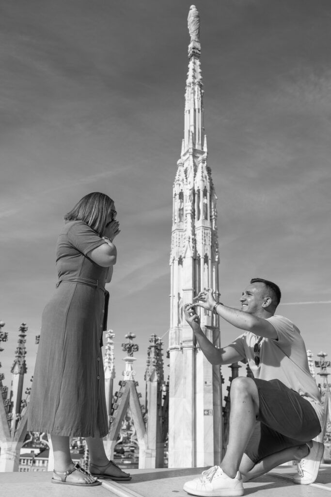 Fotografía de pedida de mano en Milán de una increíble pareja
