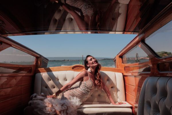 foto de la sesión en Venecia de Ingrid de Iván Pérez fotógrafo en barca taxi por el Gran Canal