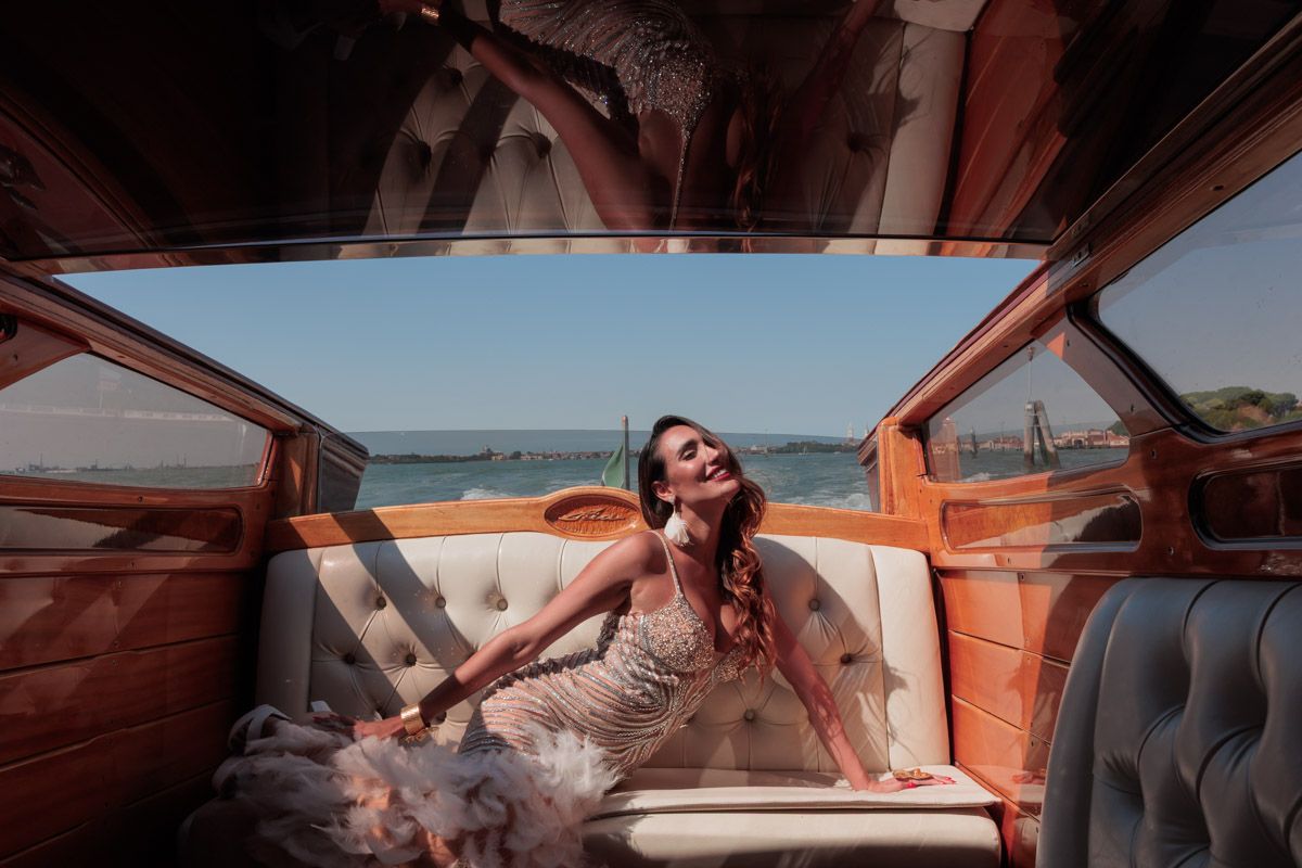 foto de la sesión en Venecia de Ingrid de Iván Pérez fotógrafo en barca taxi por el Gran Canal