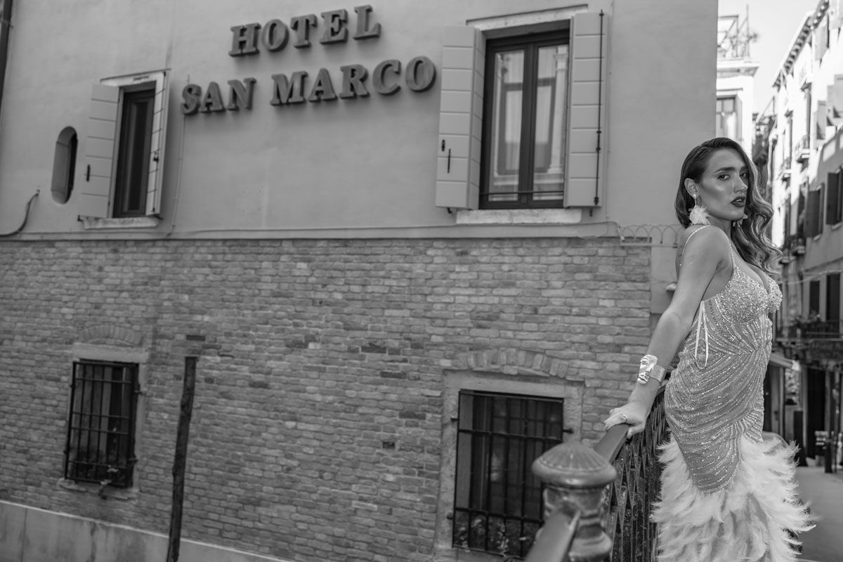 sesión de fotos en la Mostra de Venecia con el hotel San Marco de fondo